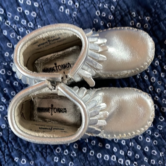 Minnetonka Moccasins Silver Leather Ankle Booties Fringe Zip - Picture 8 of 11